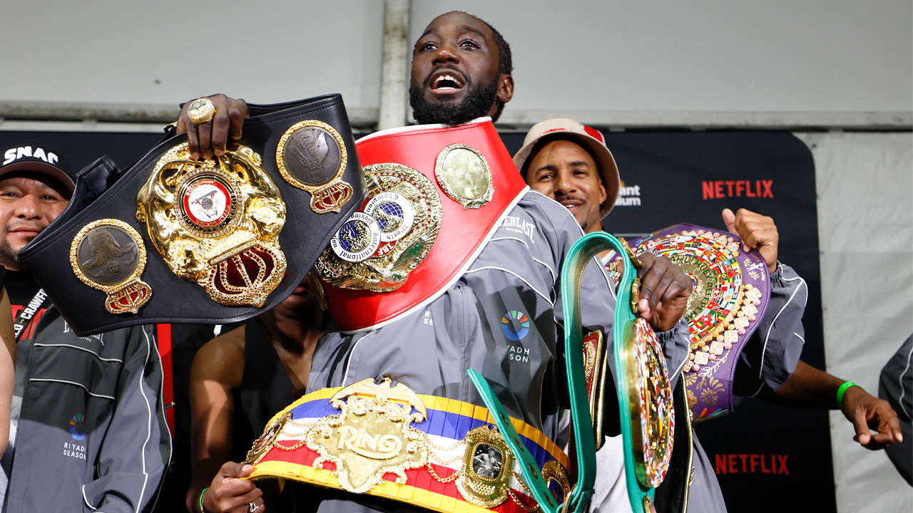 Terence Crawford presume cinturón de campeón tras vencer a Canelo Álvarez en Monday Night de NFL | Video