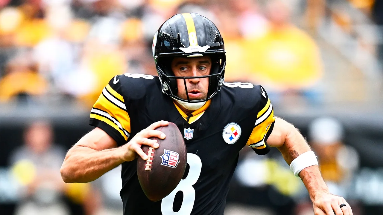 Aaron Rodgers tacklea a su propio compañero de los Steelers.
