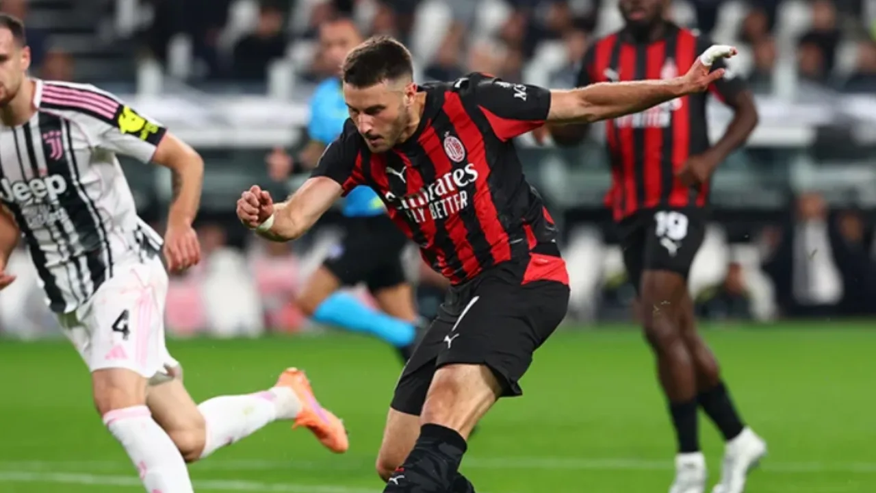 Santiago Giménez en el partido Juventus vs AC Milan por la Serie A