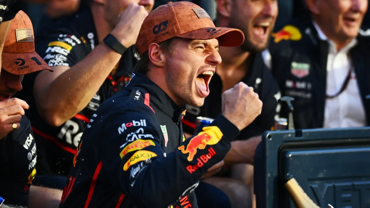 Max Verstappen y el equipo de Red Bull celebrando la victoria en el Gran Premio de Estados Unidos de la Fórmula 1