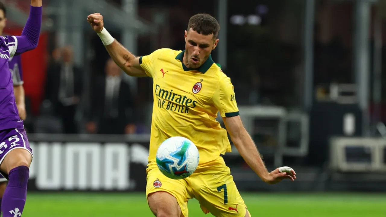 Santiago Giménez en el partido de AC Milan  contra Fiorentina por la Serie A