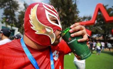 Fanático tomando cerveza en el Gran Premio de México de la Fórmula 1