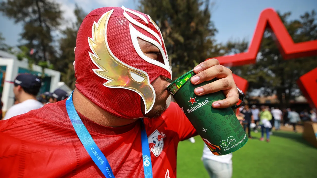 Fanático tomando cerveza en el Gran Premio de México de la Fórmula 1