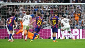 ¡Atajadón! Szczesny le negó el penal a Kylian Mbappé en el Clásico