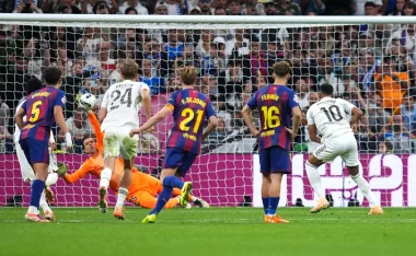 Wojciech Szczesny tapando el penal a Kylian Mbappé en el Clásico Real Madrid vs FC Barcelona
