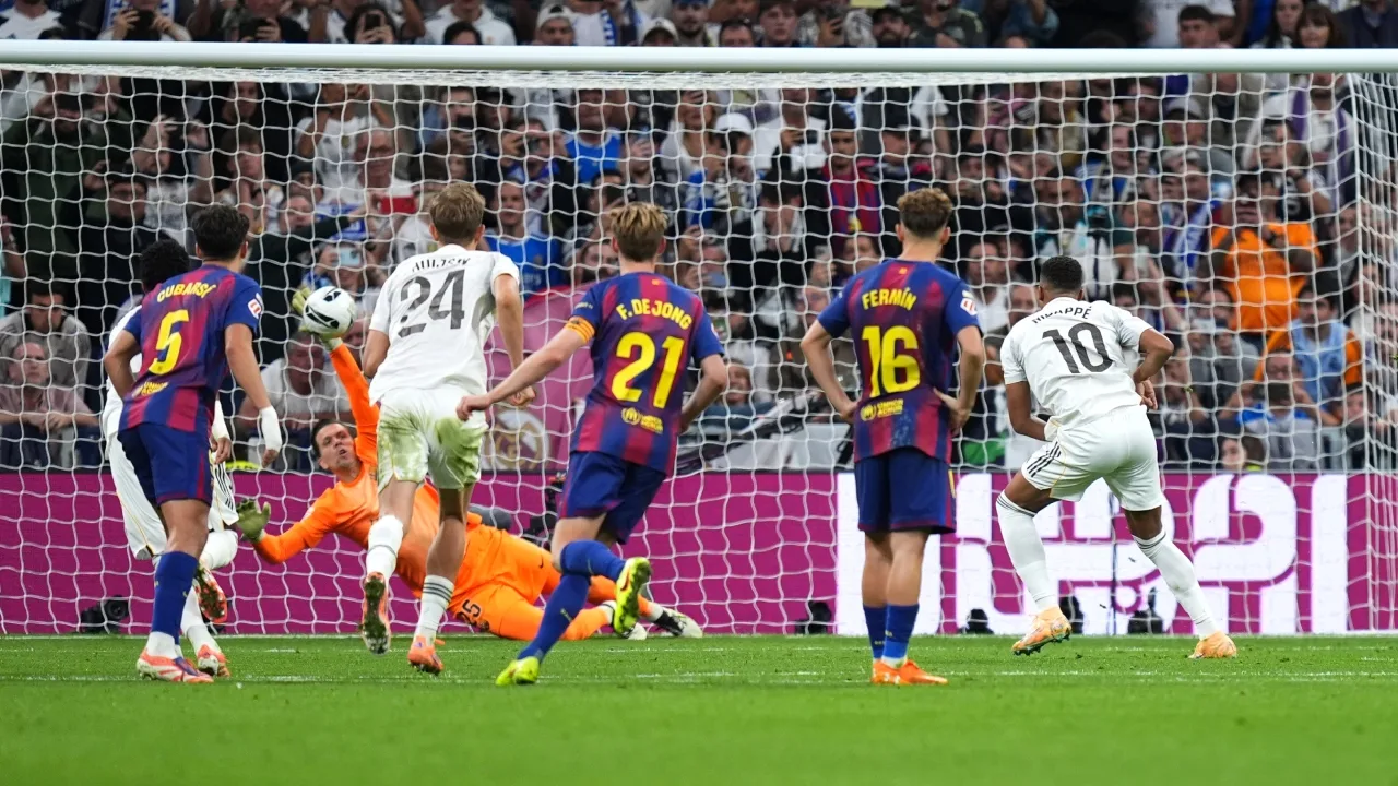 Wojciech Szczesny tapando el penal a Kylian Mbappé en el Clásico Real Madrid vs FC Barcelona