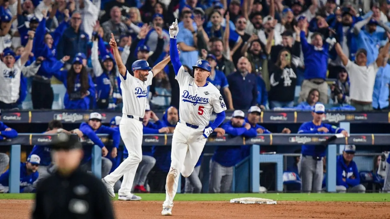 Freddie Freeman recorriendo las bases luego del jonrón para la victoria de los Dodgers contra Blue Jays en la Serie Mundial