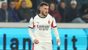 “Santiago Giménez empeora noche tras noche”: La prensa italiana sin filtros contra el delantero de AC Milan Santiago Giménez en Atalanta vs. AC Milan