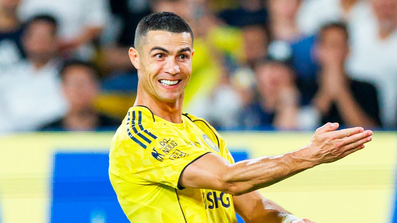 Cristiano Ronaldo celebra la victoria del Al Nassr con la grada.