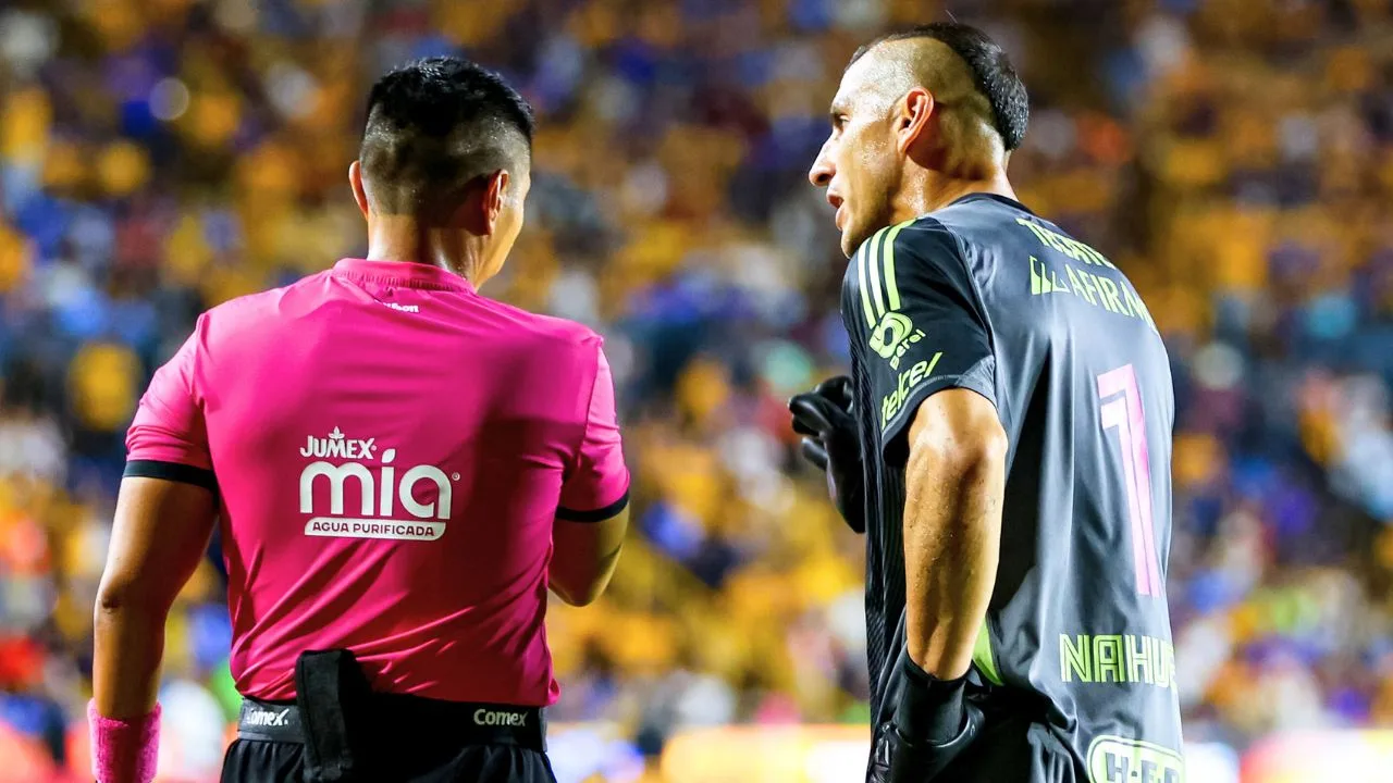 Nahuel Guzmán estalla contra el arbitraje en el Tigres vs Cruz Azul.