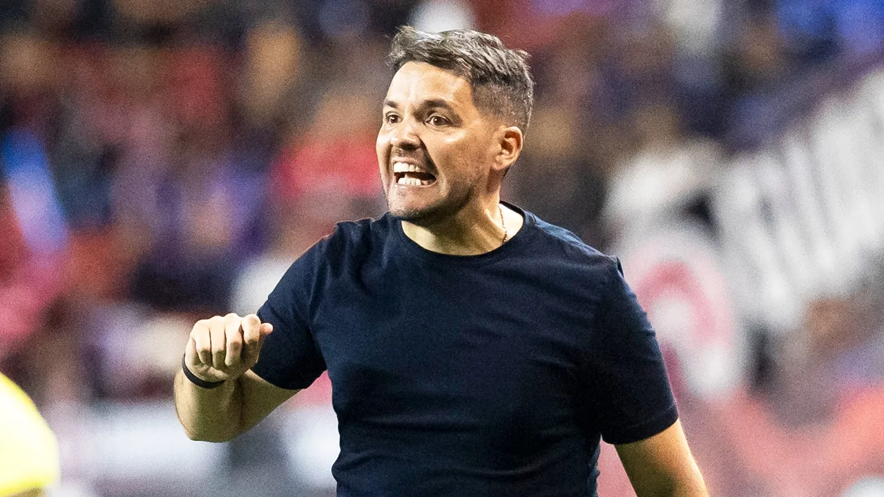 Nicolás Larcamón es cuestionado por la forma de jugar de Cruz Azul.