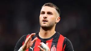 Santiago Giménez ejerce nuevo rol en AC Milan y llama la atención de la afición