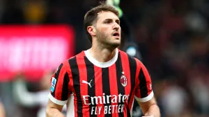 ¿Competencia para Santiago Giménez? AC Milan buscaría fichar a delantero estrella del futbol europeo