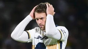 Pumas da inesperado golpe al galés Aaron Ramsey, que sufre dentro y fuera de la cancha