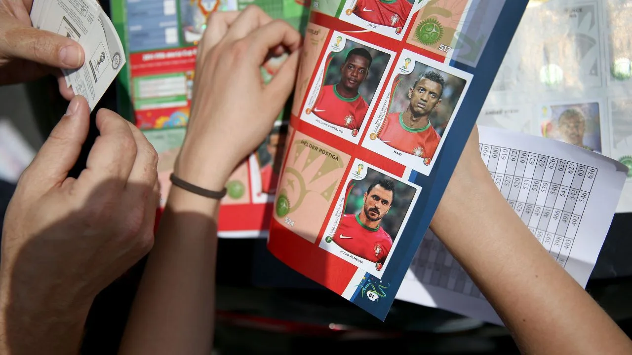 Imagen del álbum del Mundial 2014, en la que vemos a unos niños viendo qué estampa les hace falta. 