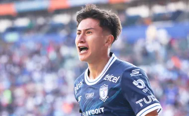 Alexéi Domínguez, la joven estrella que invita a los niños a ir a la universidad.