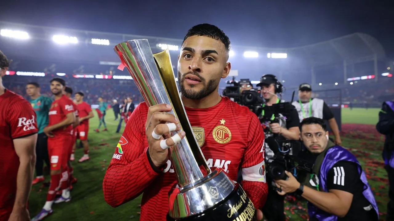 Alexis Vega, jugador del Toluca quien posa con el trofeo de la Campeones Cup. 