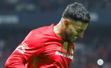 Alexis Vega abandona el partido del Toluca con lágrimas.