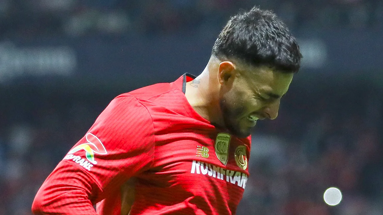 Alexis Vega abandona el partido del Toluca con lágrimas.