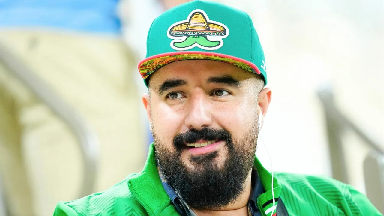 Álvaro Morales le copia al Chicharito y da consejos románticos en medio de rumores de salida de ESPN.