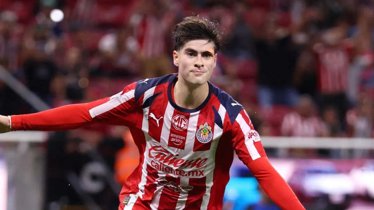 La Hormiga González, jugador de las Chivas. 