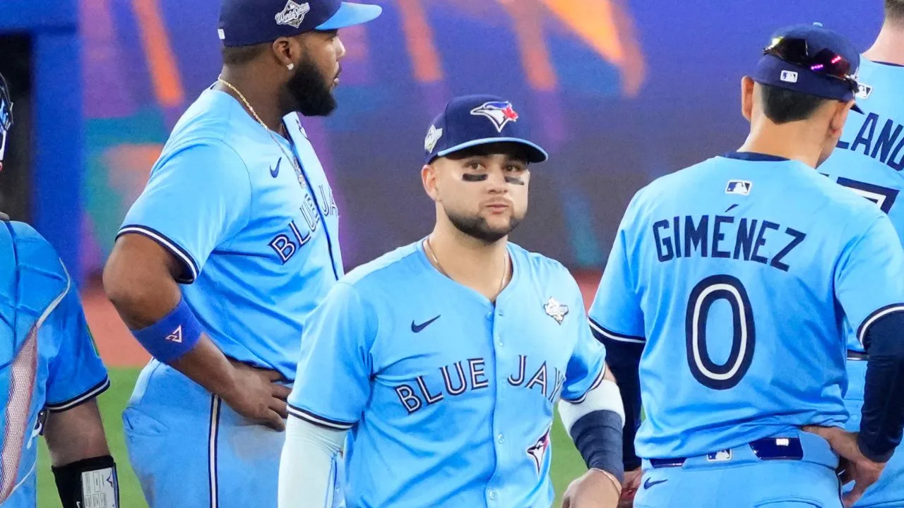 Jugadores de los Toronto Blue Jays en una pausa en el duelo ante Los Angeles Dodgers. 