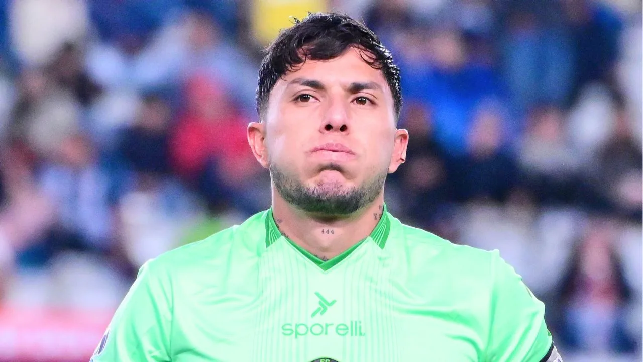 Carlos Salcedo denuncia que le hicieron fraude y fans de Rayados de Monterrey lo trolean por este motivo.