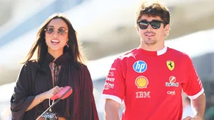 Novia de Charles Leclerc cimbra el GP de México a su llegada al Hermanos Rodríguez con impactante outfit