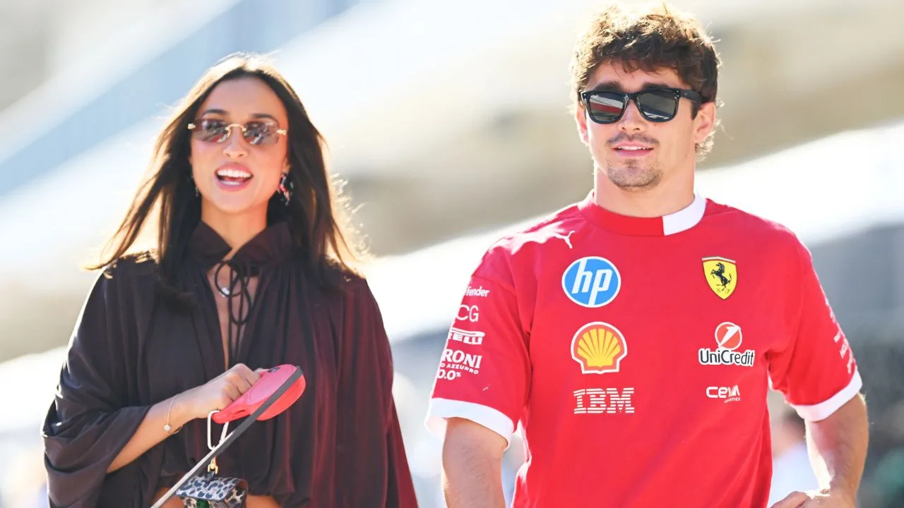 Novia de Charles Leclerc cimbra el GP de México a su llegada al Hermanos Rodríguez con impactante outfit.