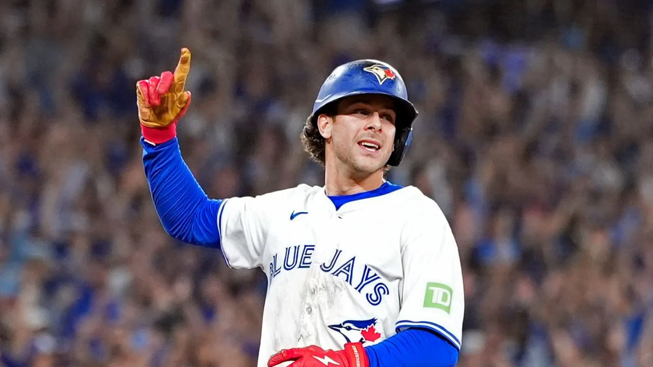 Ernie Clement, de los de los Toronto Blue Jays, celebra su carrera en el duelo ante Seattle Mariners. 