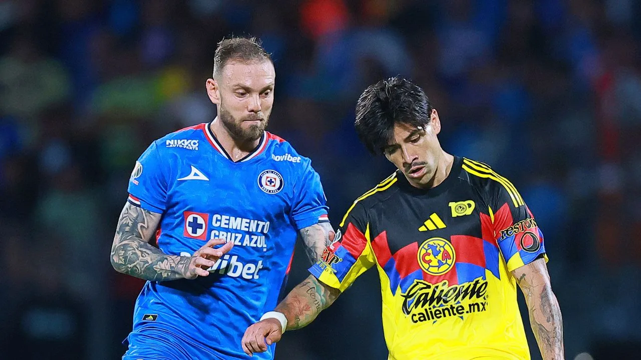 Jugadores de Cruz Azul y América, en el Clásico Joven. 