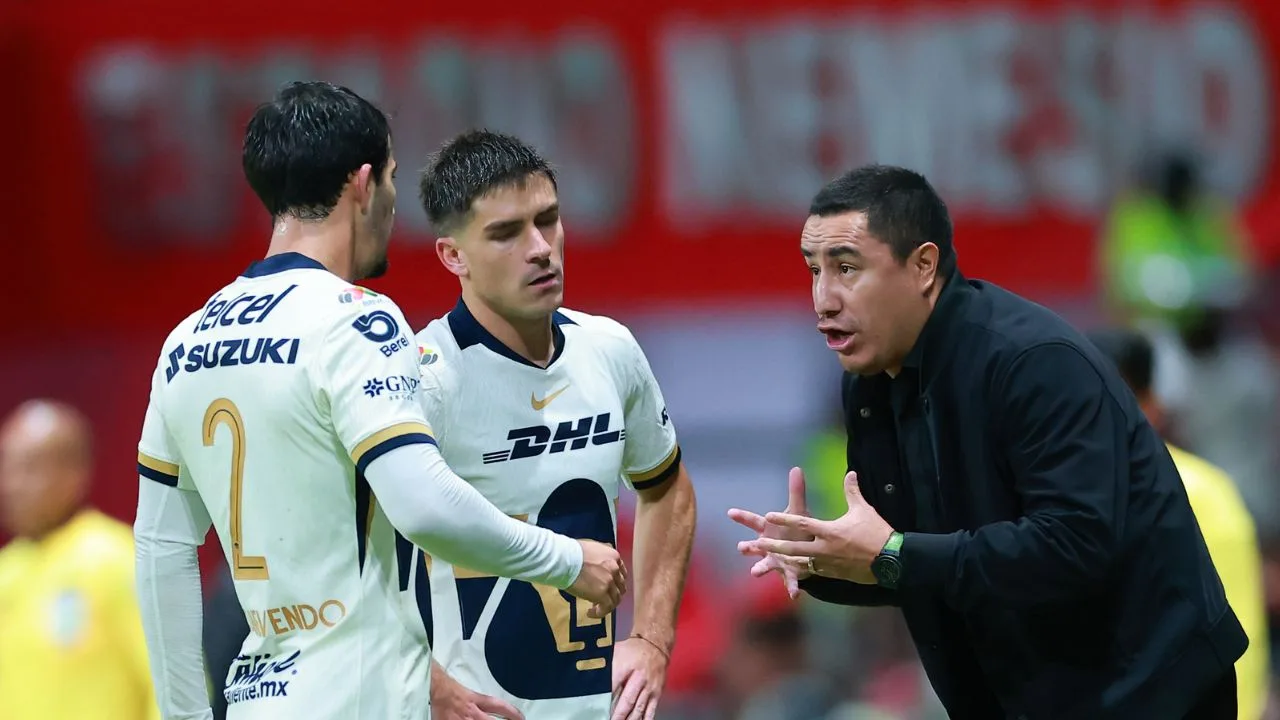 Pablo Bennevendo y Santiago Trigos escuchan atentamente a Efraín Juárez, DT de Pumas. 