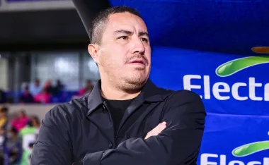 Efraín Juárez pierde otra vez con Pumas y la afición lo pone incómodo.