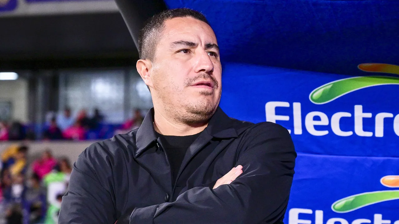 Efraín Juárez pierde otra vez con Pumas y la afición lo pone incómodo.