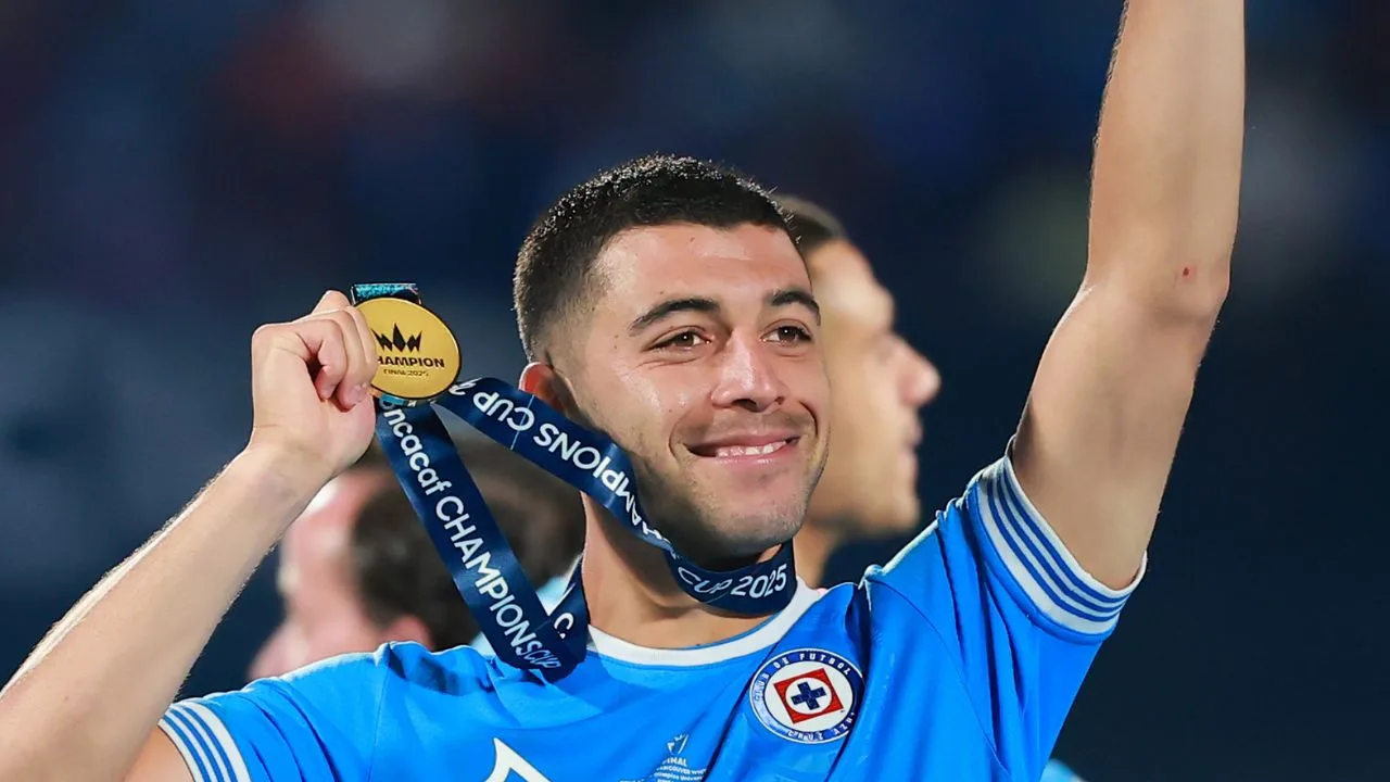 Erik Lira, jugador del Cruz Azul. 