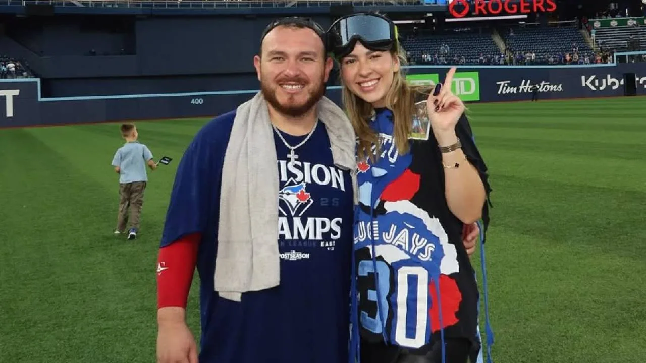 Alejandro Kirk y su esposa Sofía Castañeda.
