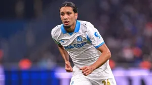 Futbolista de 21 años se desploma en pleno partido de la Ligue 1 a los 10 minutos de ingresar