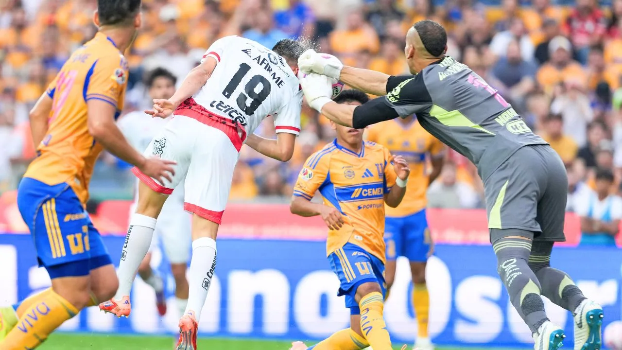 ¿Era o no era penal? Choque entre Gilberto Mora y Nahuel Guzmán desata polémica en el Tigres vs Xolos.