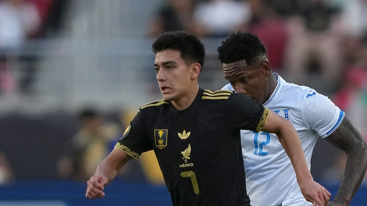 Gilberto Mora de México, disputa un balón con Romell Quioto de Honduras. 