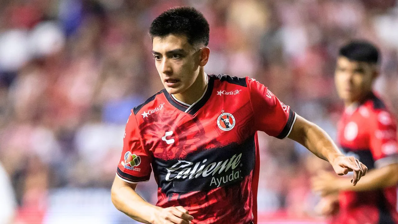 Recién desempacado del Mundial Sub 20, Gilberto Mora provoca penal en el Puebla vs Xolos.