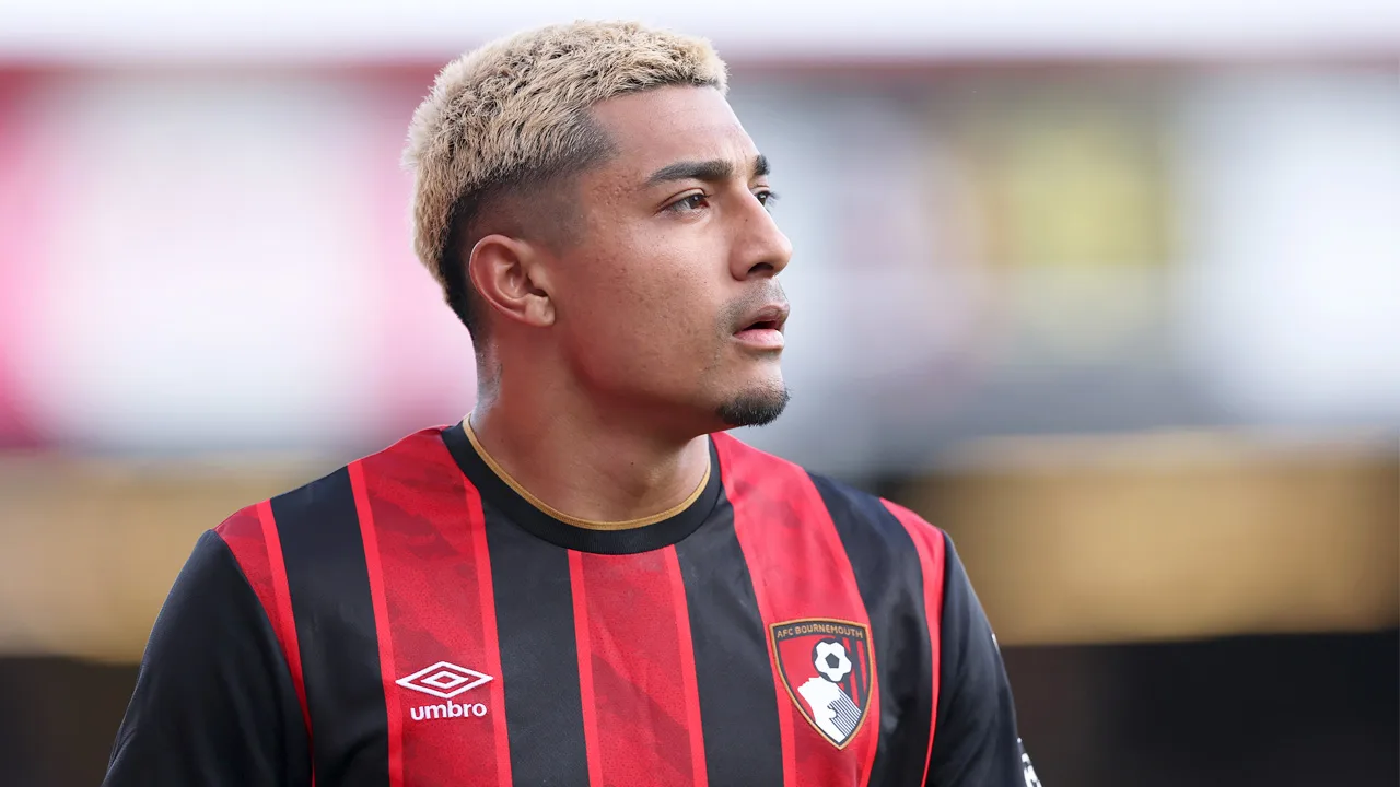 Julián Araujo podría llegar a Liga MX este invierno.