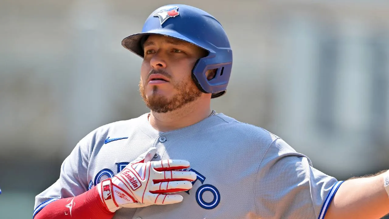 Alejandro Kirk, beisbolista mexicano.