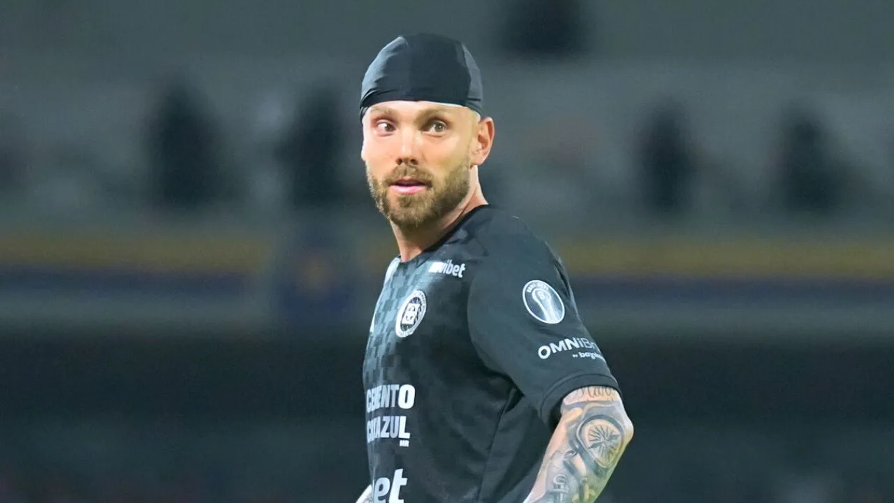 Rodolfo Rotondi prende las alarmas tras brutal choque en el Cruz Azul vs Rayados de Monterrey.