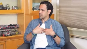 Santiago Fernández deja de lado a Christian Martinoli y explica el motivo por el que regresó al ojo público Santiago Fernández