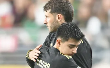 Santiago Giménez compartió un momento especial con Gil Mora en el Tri.