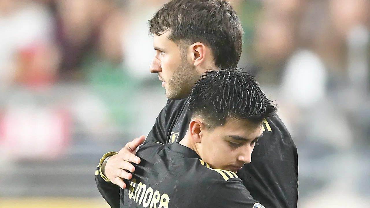 Santiago Giménez compartió un momento especial con Gil Mora en el Tri.
