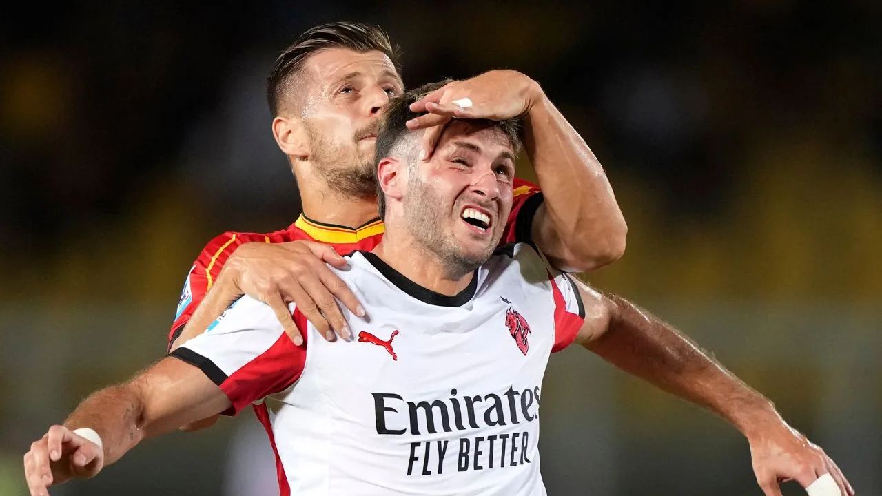 Santiago Gimenez disputa un balón a Ylber Ramadani del Lecce, en un duelo ante el AC Milan. 