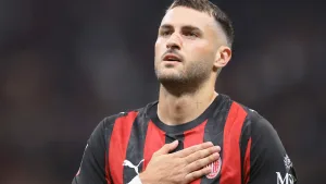 Santiago Giménez y un pésimo presente en Italia.