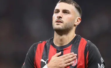 Santiago Giménez y un pésimo presente en Italia.