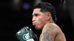 Ángel “Tashiro” Fierro pierde la cabeza ante “Bombi” Cordero y comete aberrante acto en el ring